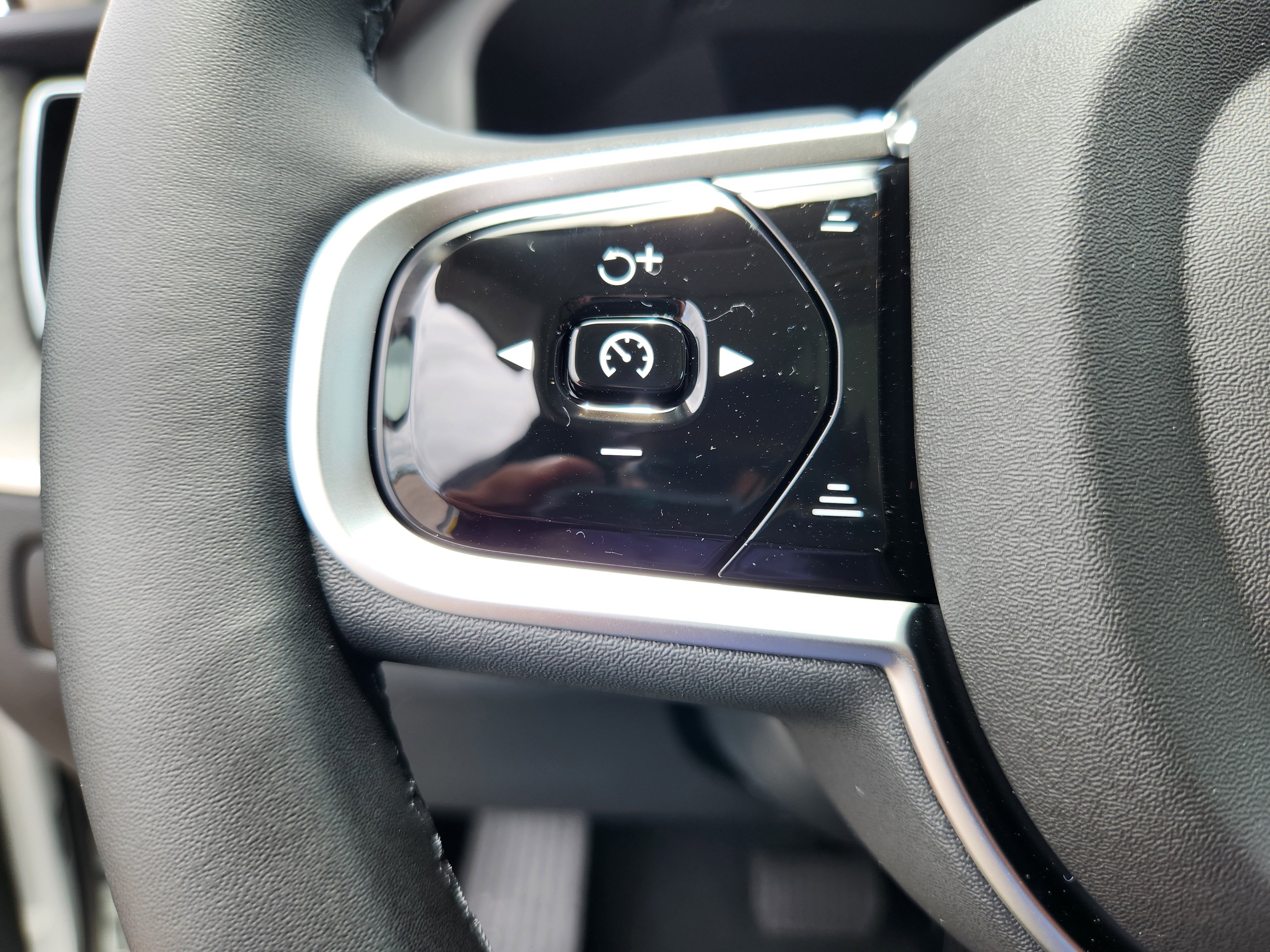 New 2025 Volvo XC60 B5 Plus w/ Protection Package Premier image 32