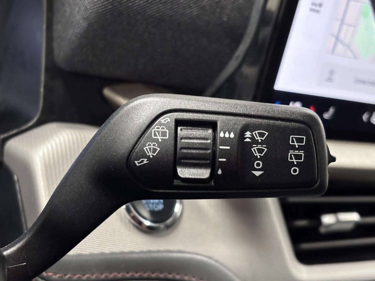Used 2025 Ford Explorer Active AWD/4WD image 39