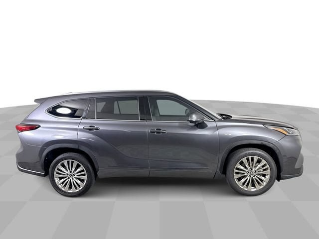 Used 2023 Toyota Highlander Platinum FWD image 9