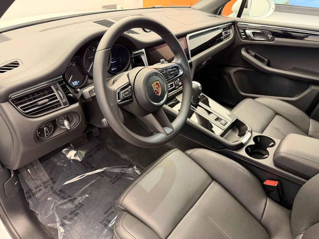 Used 2026 Porsche Macan AWD/4WD image 4
