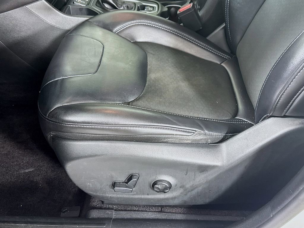 Used 2019 Jeep Cherokee Latitude Plus image 22