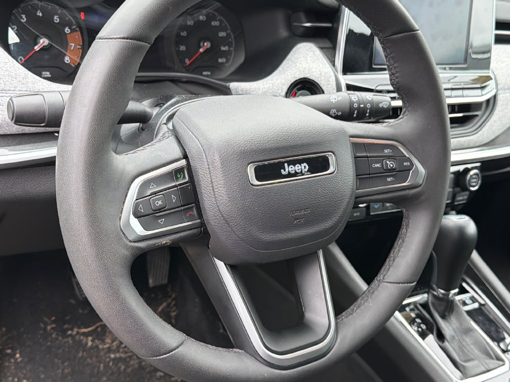 Used 2025 Jeep Compass Latitude AWD/4WD image 19