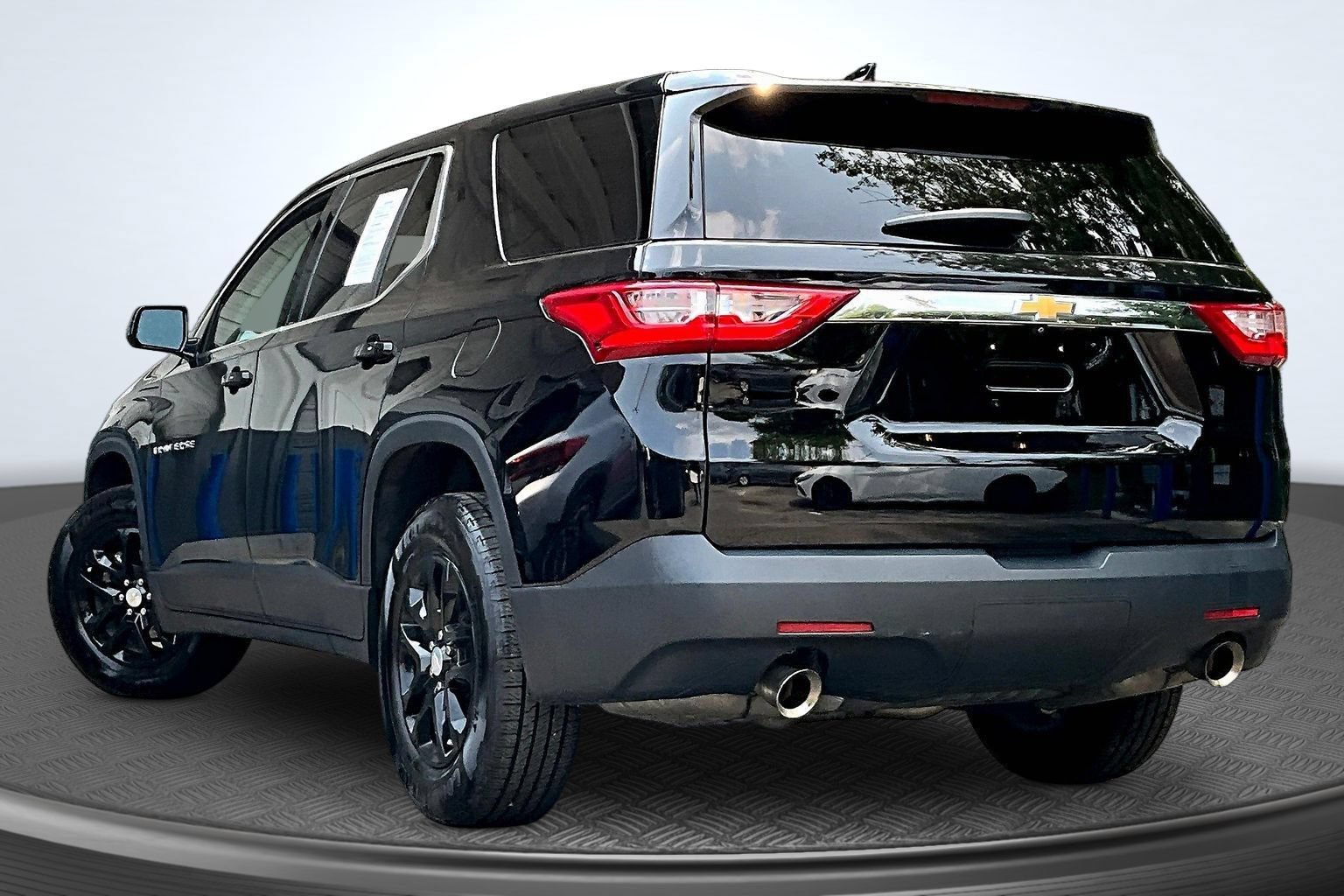 Used 2021 Chevrolet Traverse LS FWD image 3