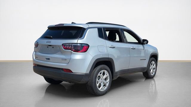 Used 2024 Jeep Compass Latitude AWD/4WD image 3