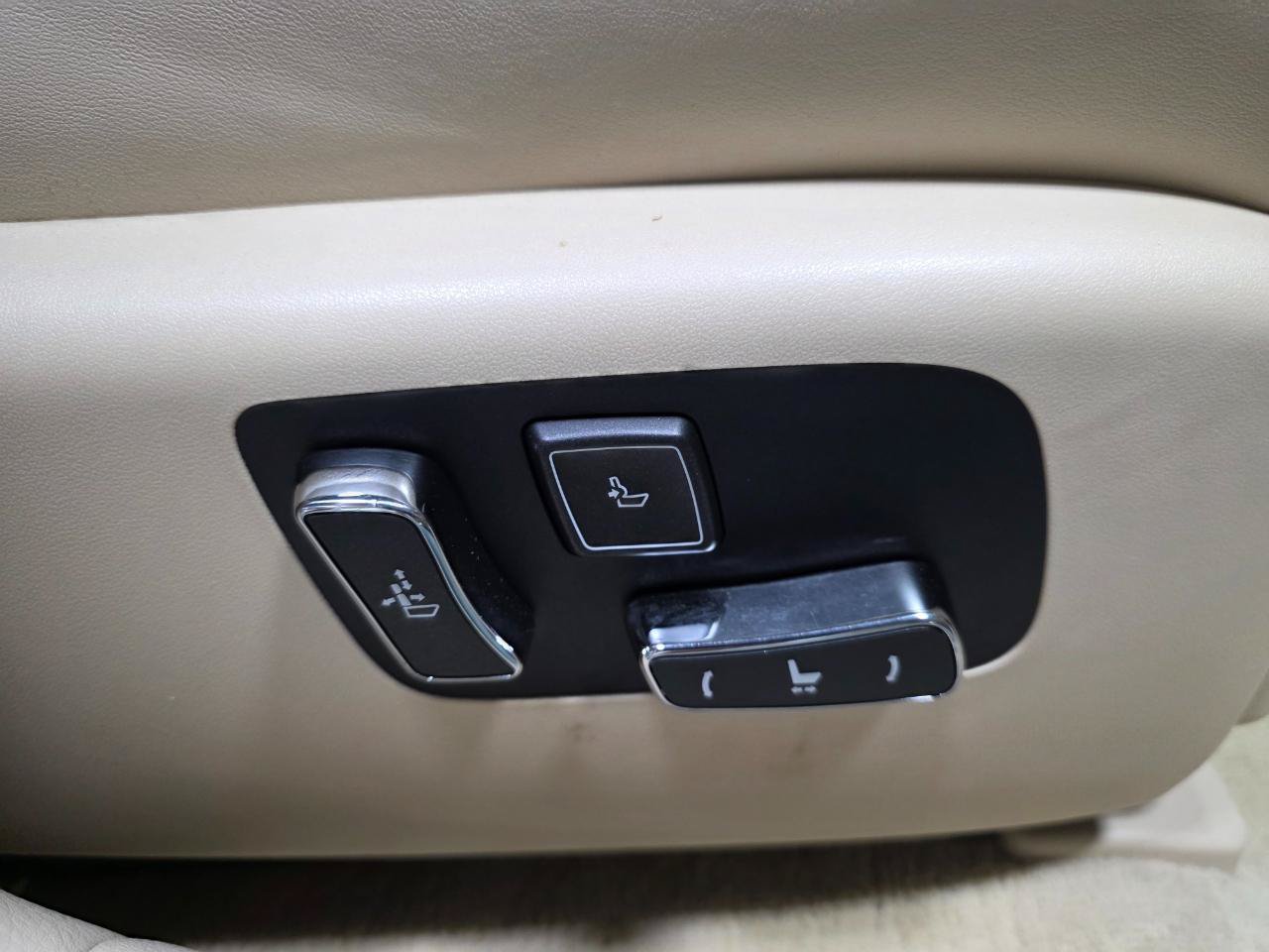 Used 2013 Lexus LS 460 w/ Comfort Pkg RWD image 25