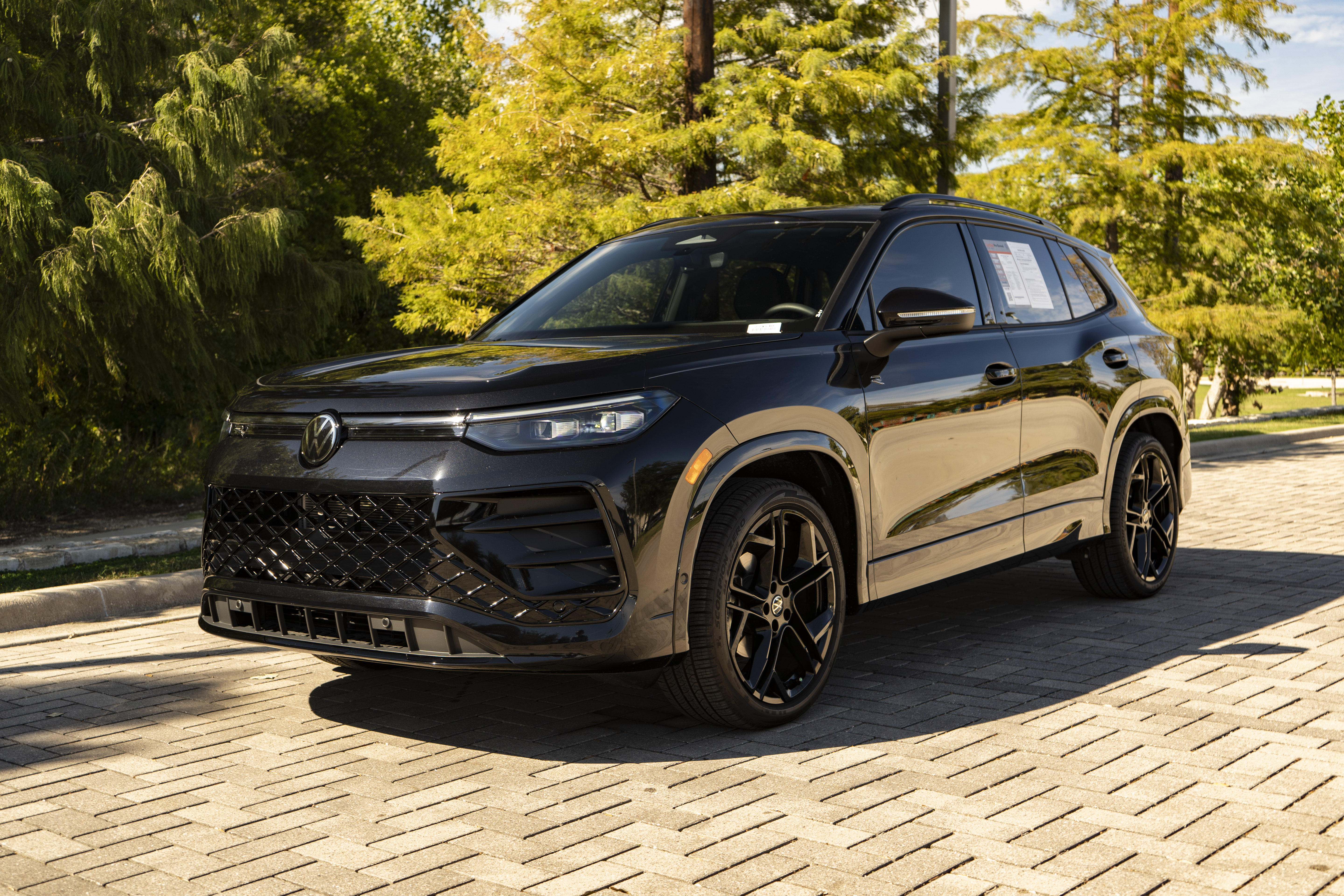 Certified 2026 Volkswagen Tiguan SE R-Line FWD image 4