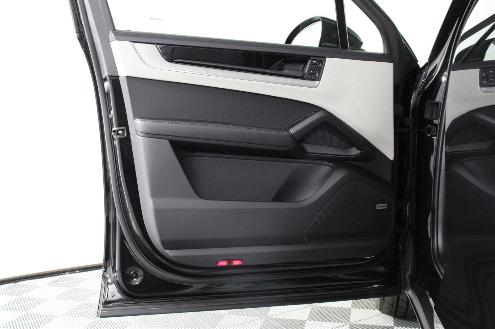 Used 2025 Porsche Cayenne S image 20