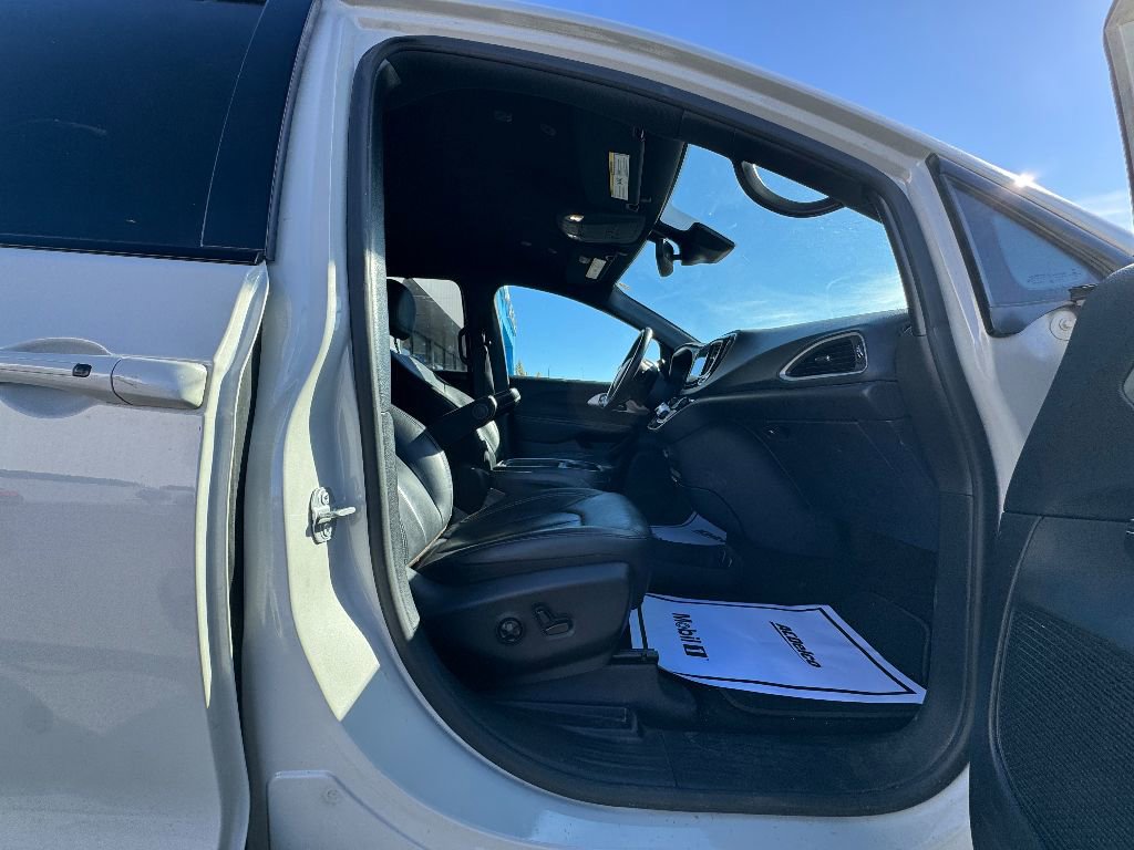 Used 2020 Chrysler Pacifica Touring-L w/ Advanced Safetytec Group image 9
