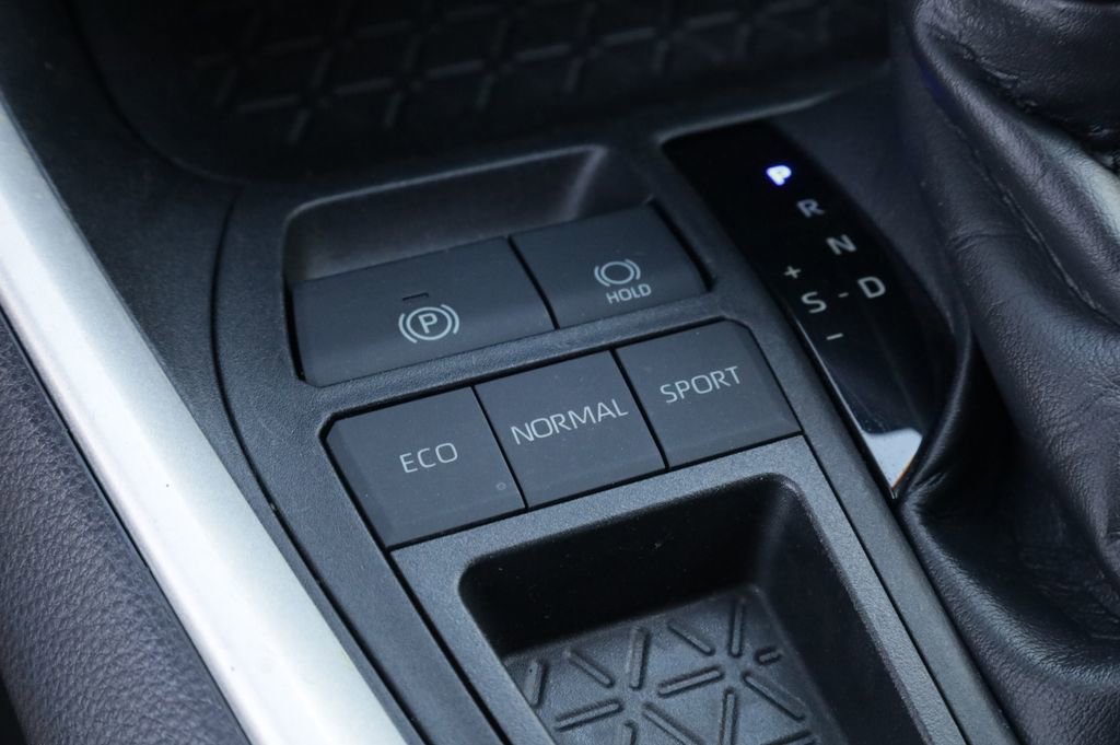 Used 2020 Toyota RAV4 XLE w/ Convenience Package image 10