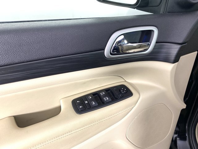 Used 2019 Jeep Grand Cherokee Laredo AWD/4WD image 14