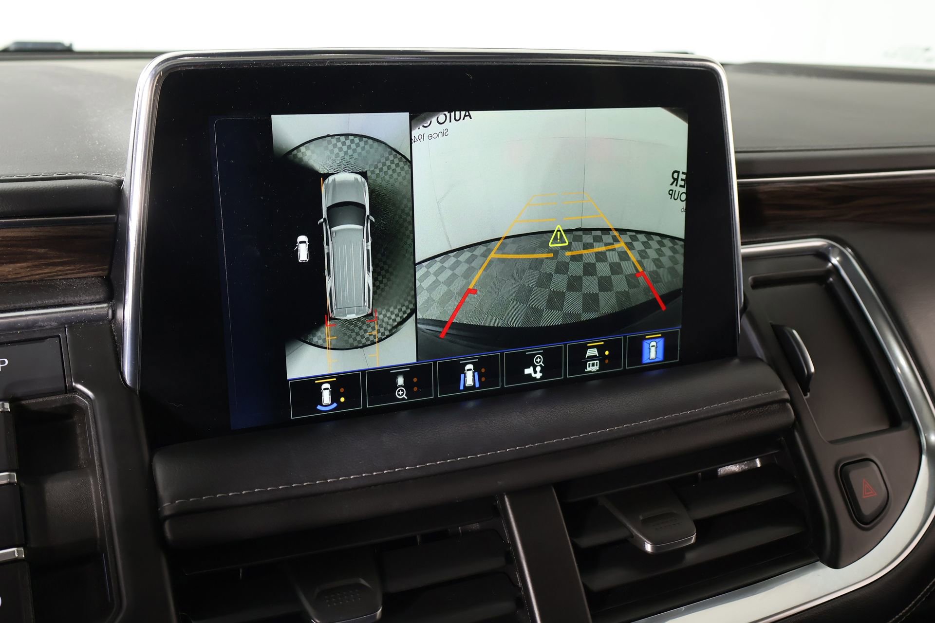 Used 2023 Chevrolet Suburban LT w/ Luxury Package image 5