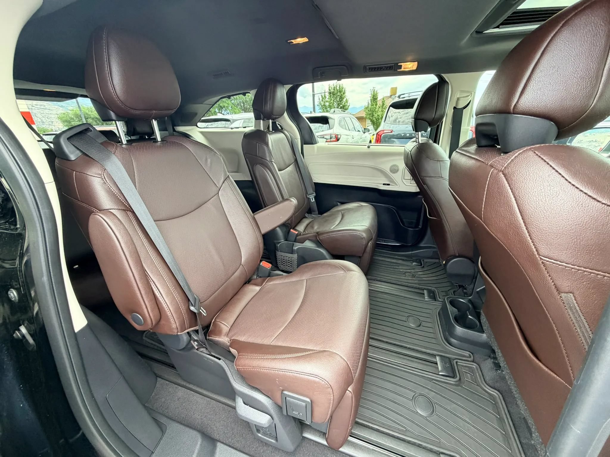 Used 2024 Toyota Sienna Platinum FWD image 23