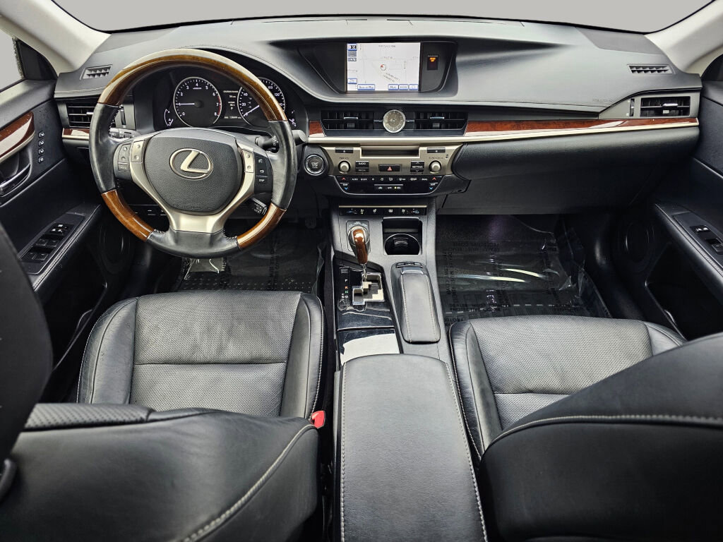 Used 2013 Lexus ES 350 w/ Luxury Pkg image 2