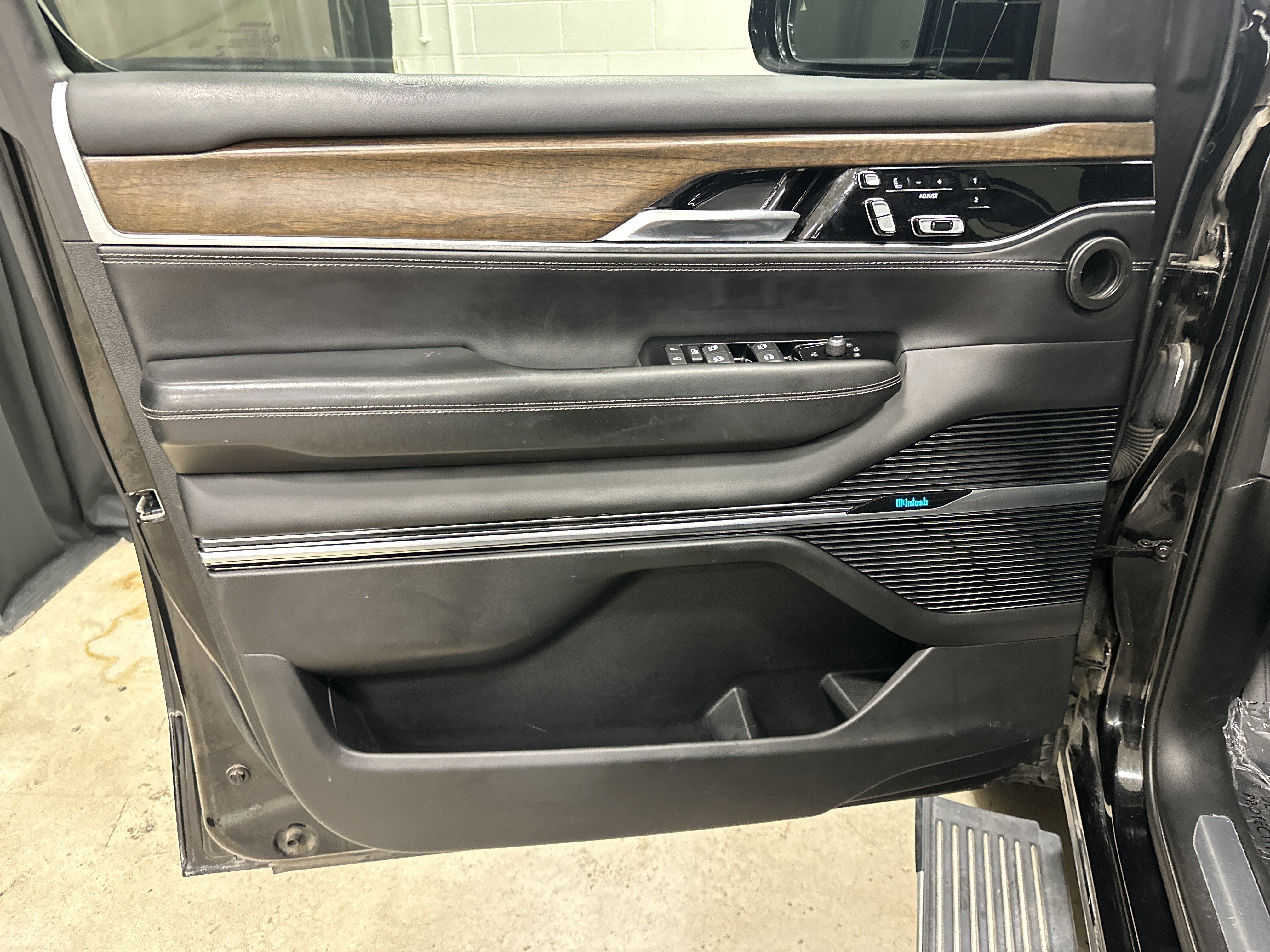 Used 2022 Jeep Grand Wagoneer Series II w/ Convenience Group III AWD/4WD image 14