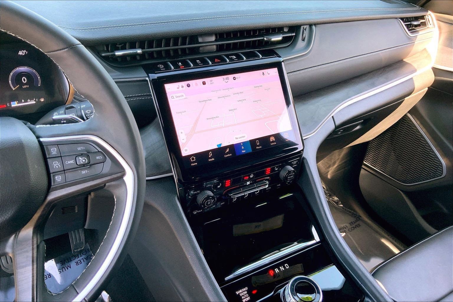 Certified 2025 Jeep Grand Cherokee Limited w/ Black Appearance Package AWD/4WD image 6