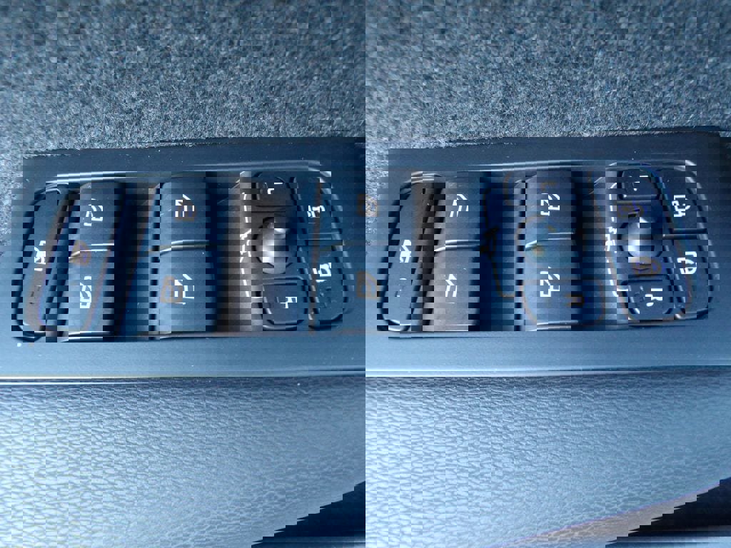 Certified 2024 Volvo XC40 B5 Plus w/ Protection Package Premier image 14