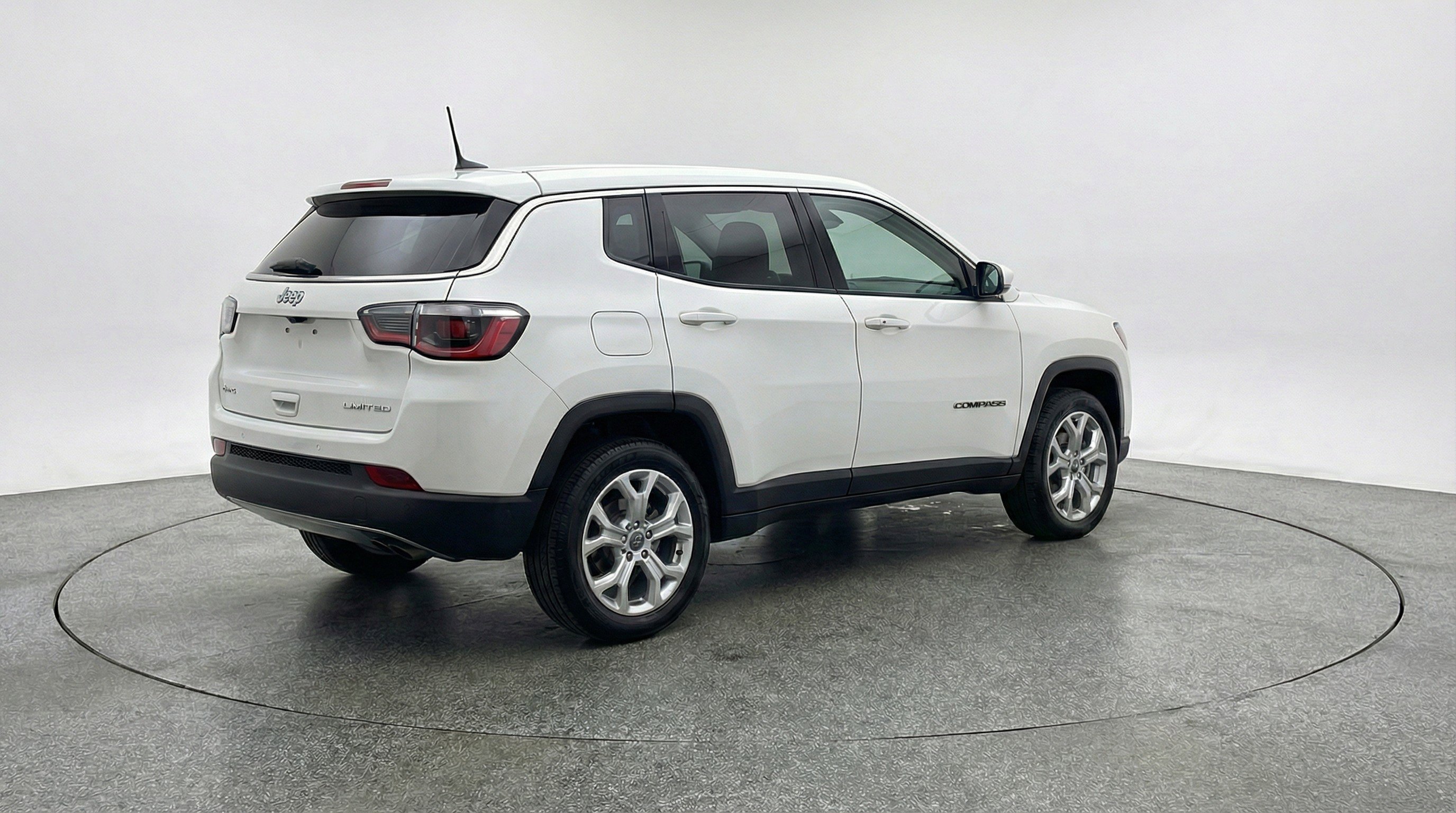 Used 2025 Jeep Compass Latitude image 9