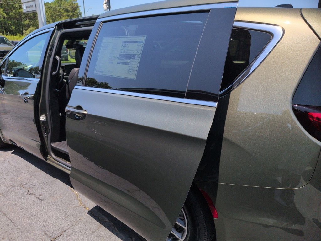 New 2027 Chrysler Pacifica Select FWD image 26