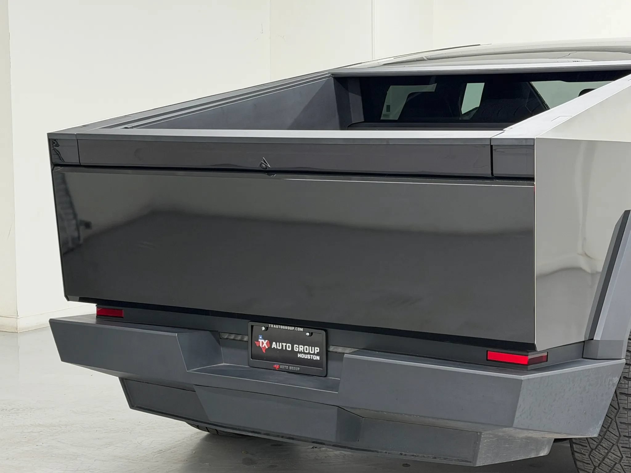 Used 2025 Tesla Cybertruck 2WD Crew Cab image 85