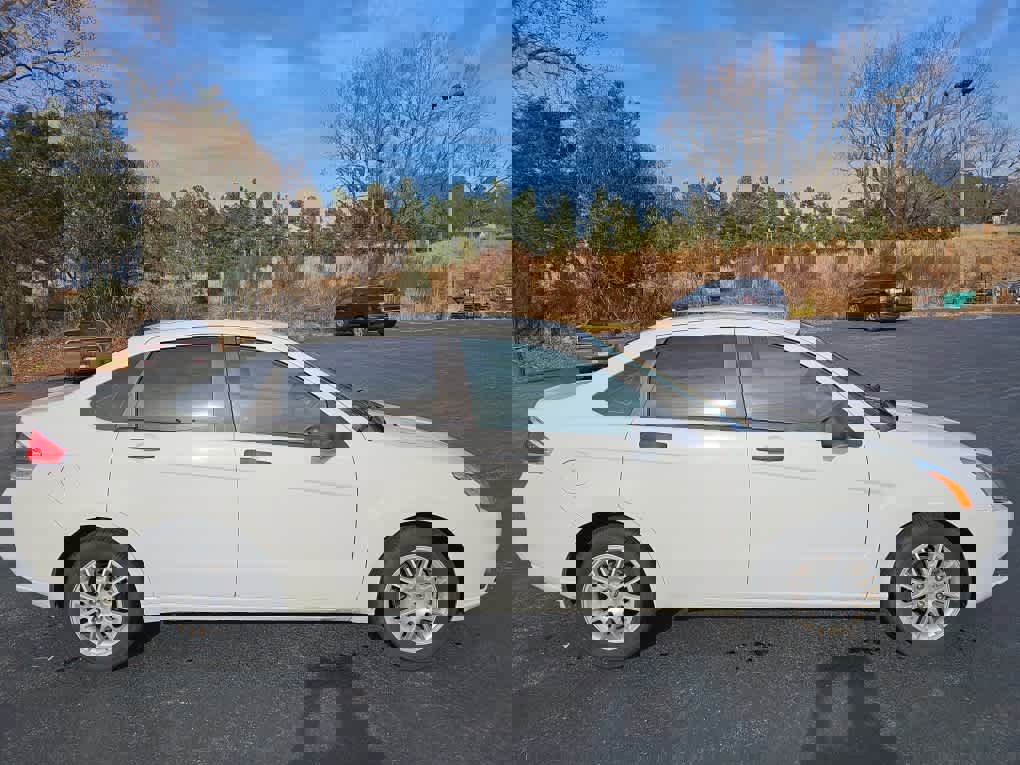 Used 2011 Ford Focus SE image 2