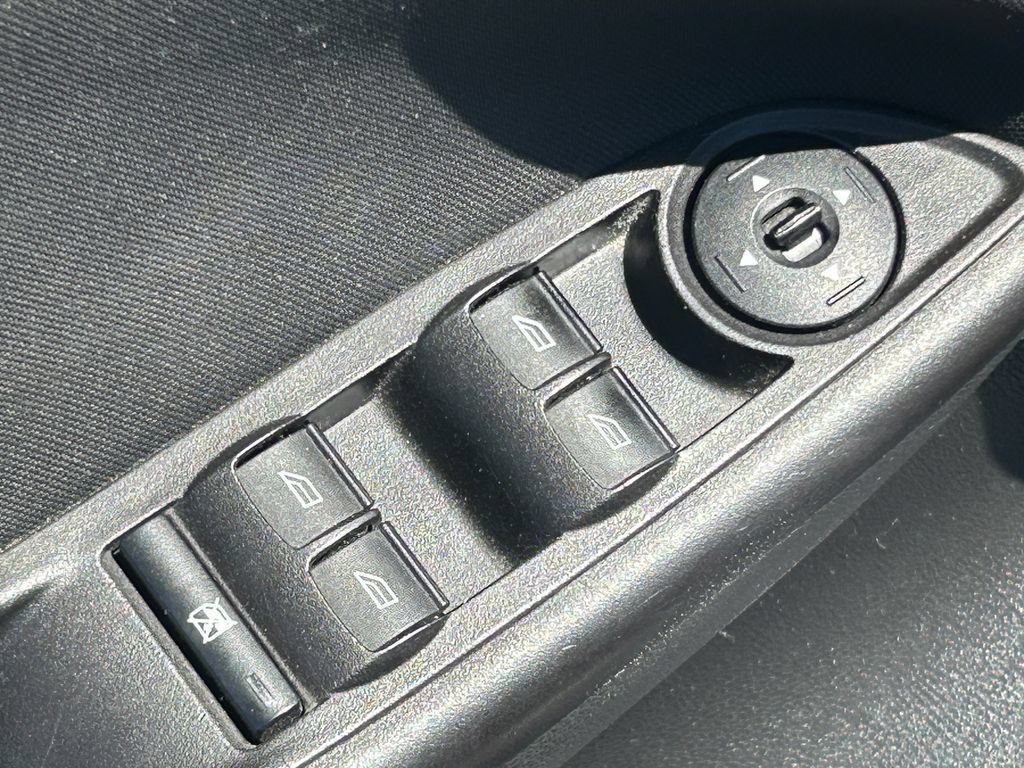 Used 2018 Ford Focus SE FWD image 24