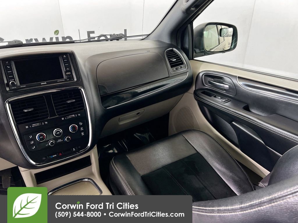 Used 2018 Dodge Grand Caravan SXT image 25