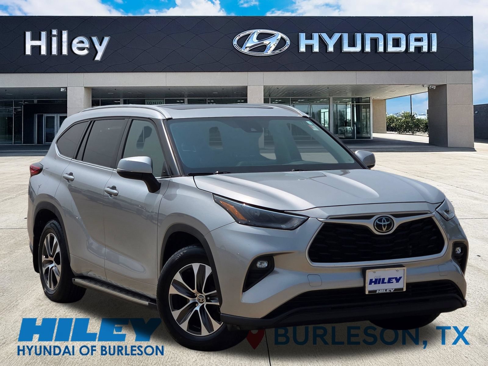 Used 2022 Toyota Highlander XLE FWD video 2