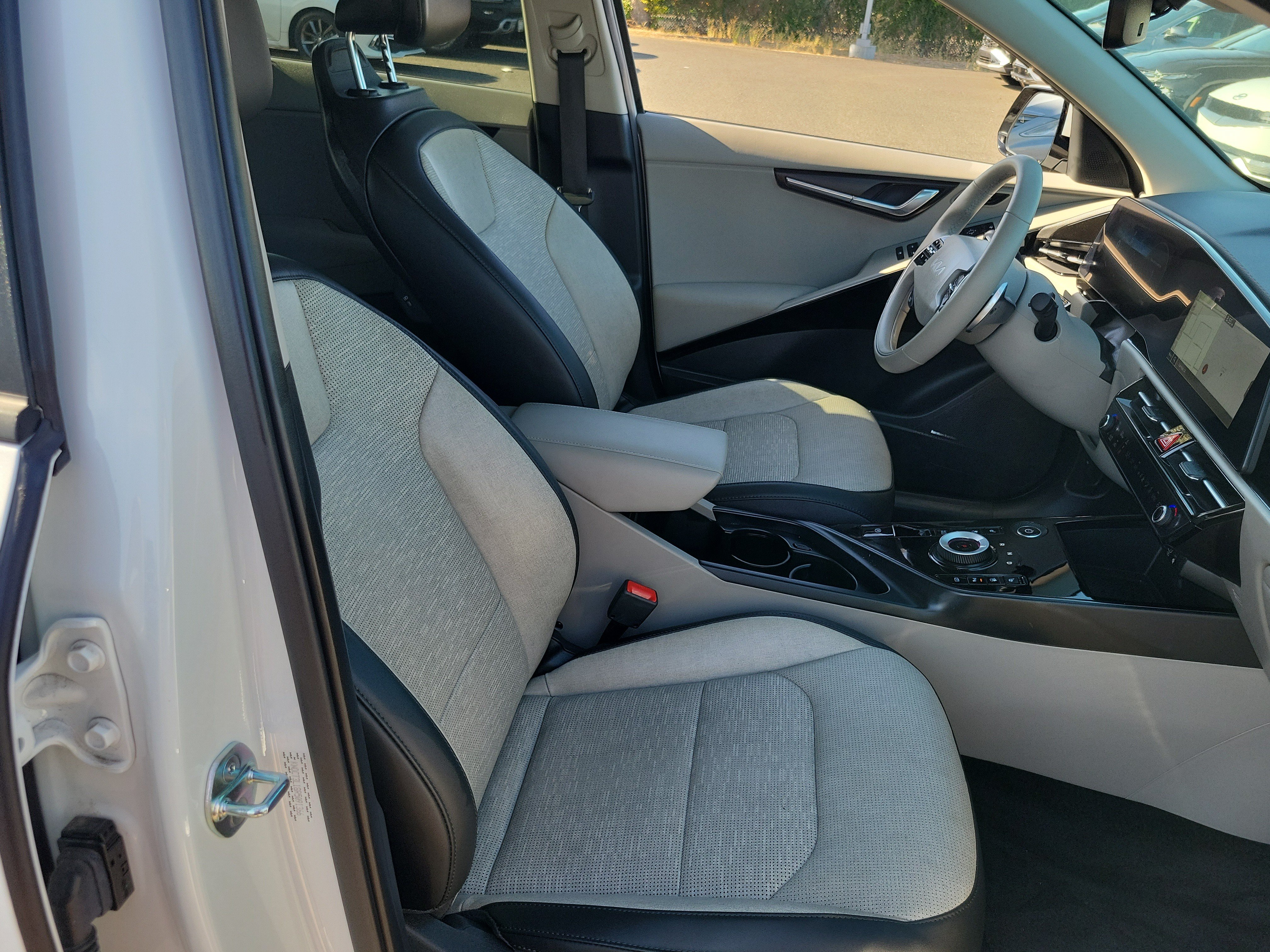Used 2024 Kia Niro Wave w/ Wave Preserve Package FWD image 24