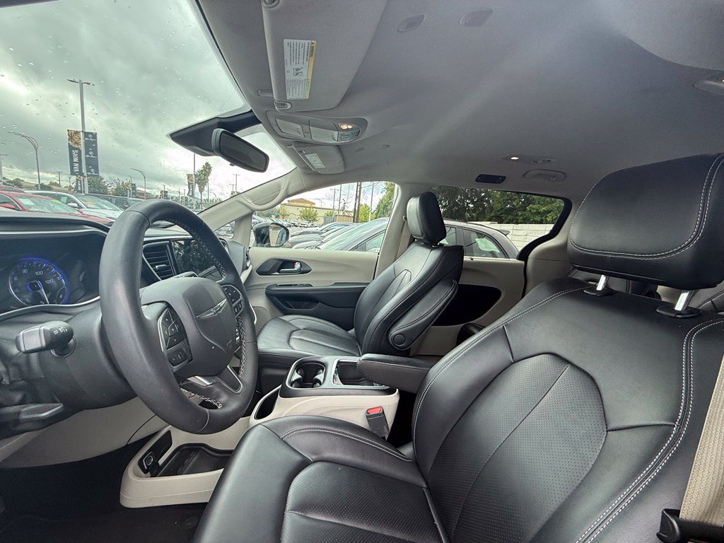 Used 2024 Chrysler Pacifica Touring-L FWD image 3