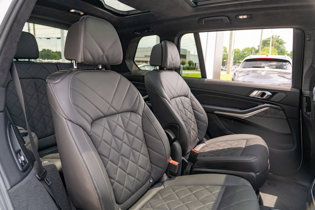 Used 2023 BMW X7 xDrive40i w/ M Sport Package AWD/4WD image 18
