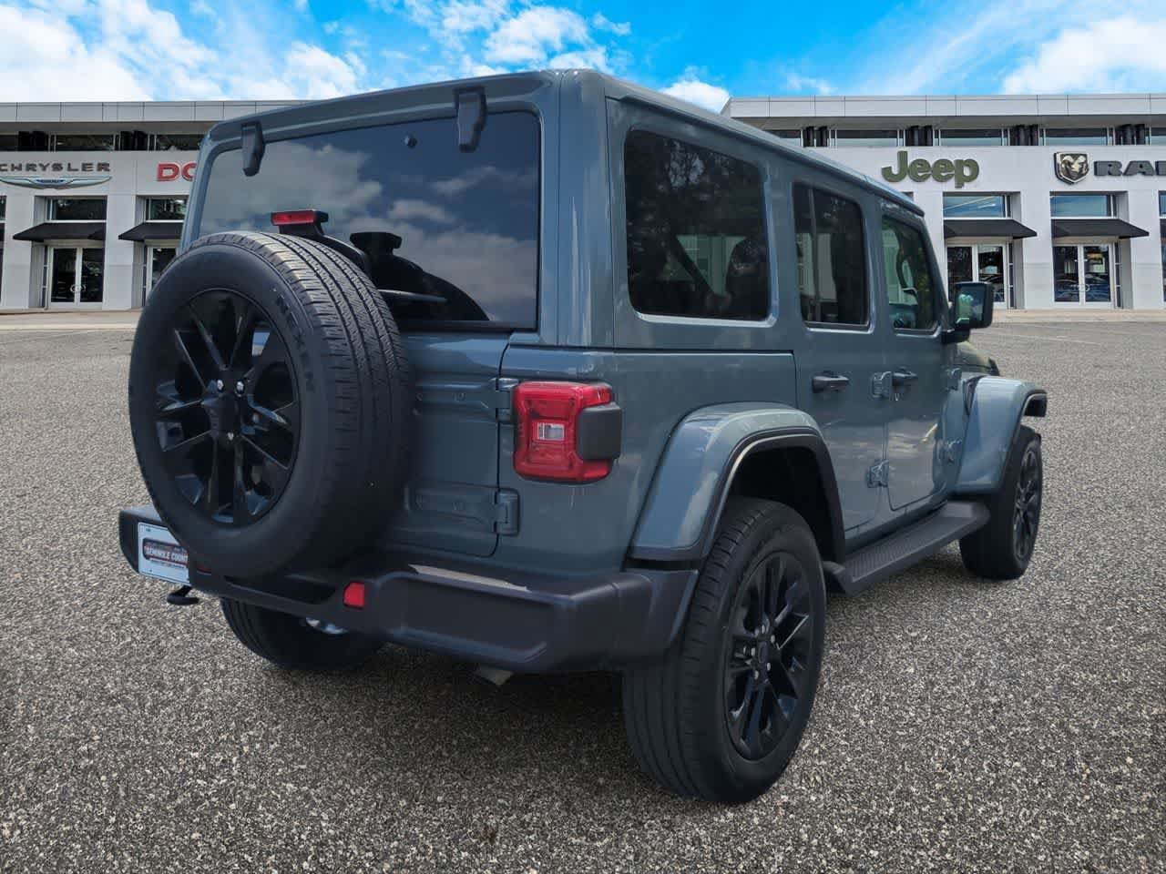 Used 2025 Jeep Wrangler Unlimited Sahara AWD/4WD image 8