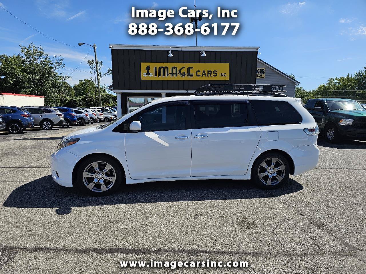 Used 2017 Toyota Sienna SE FWD image 1