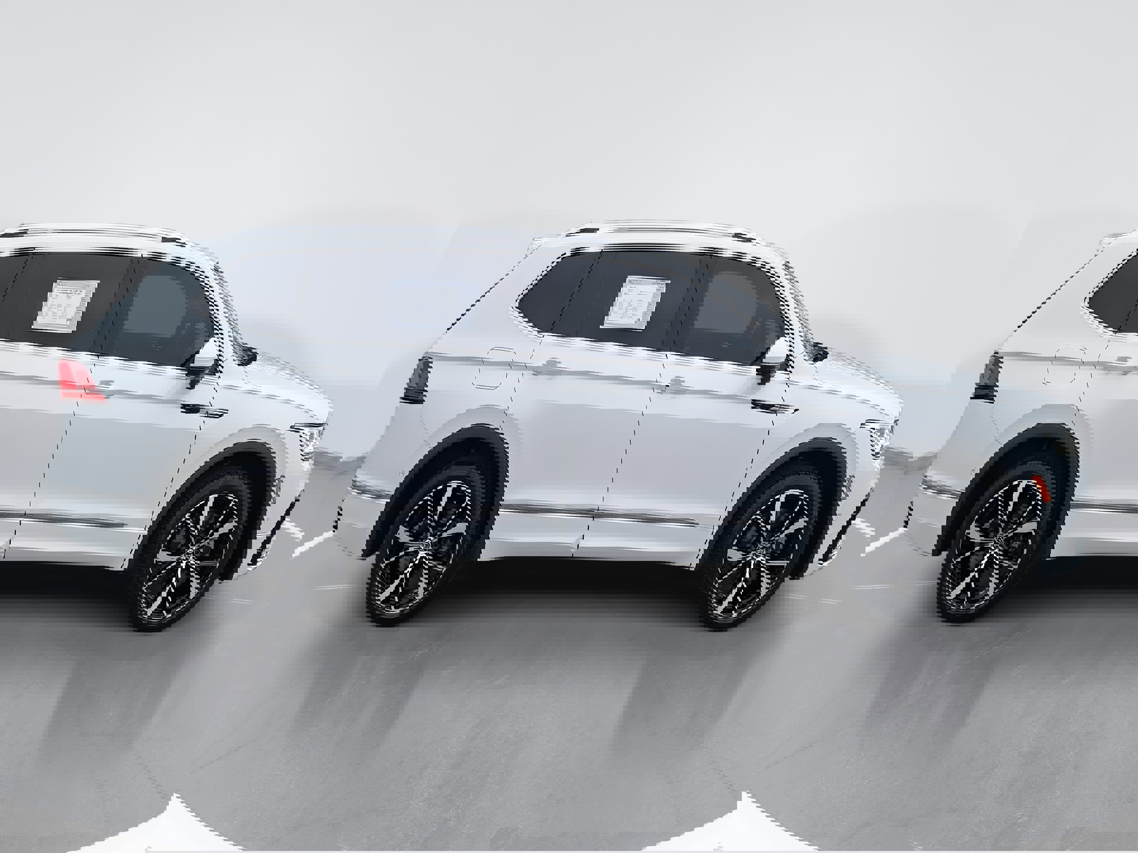 Certified 2024 Volkswagen Tiguan SEL R-Line image 2