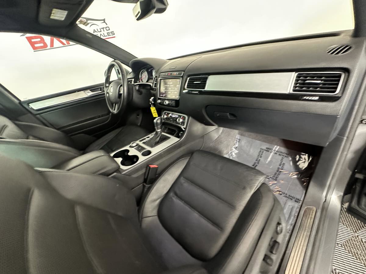 Used 2017 Volkswagen Touareg Wolfsburg Edition image 22