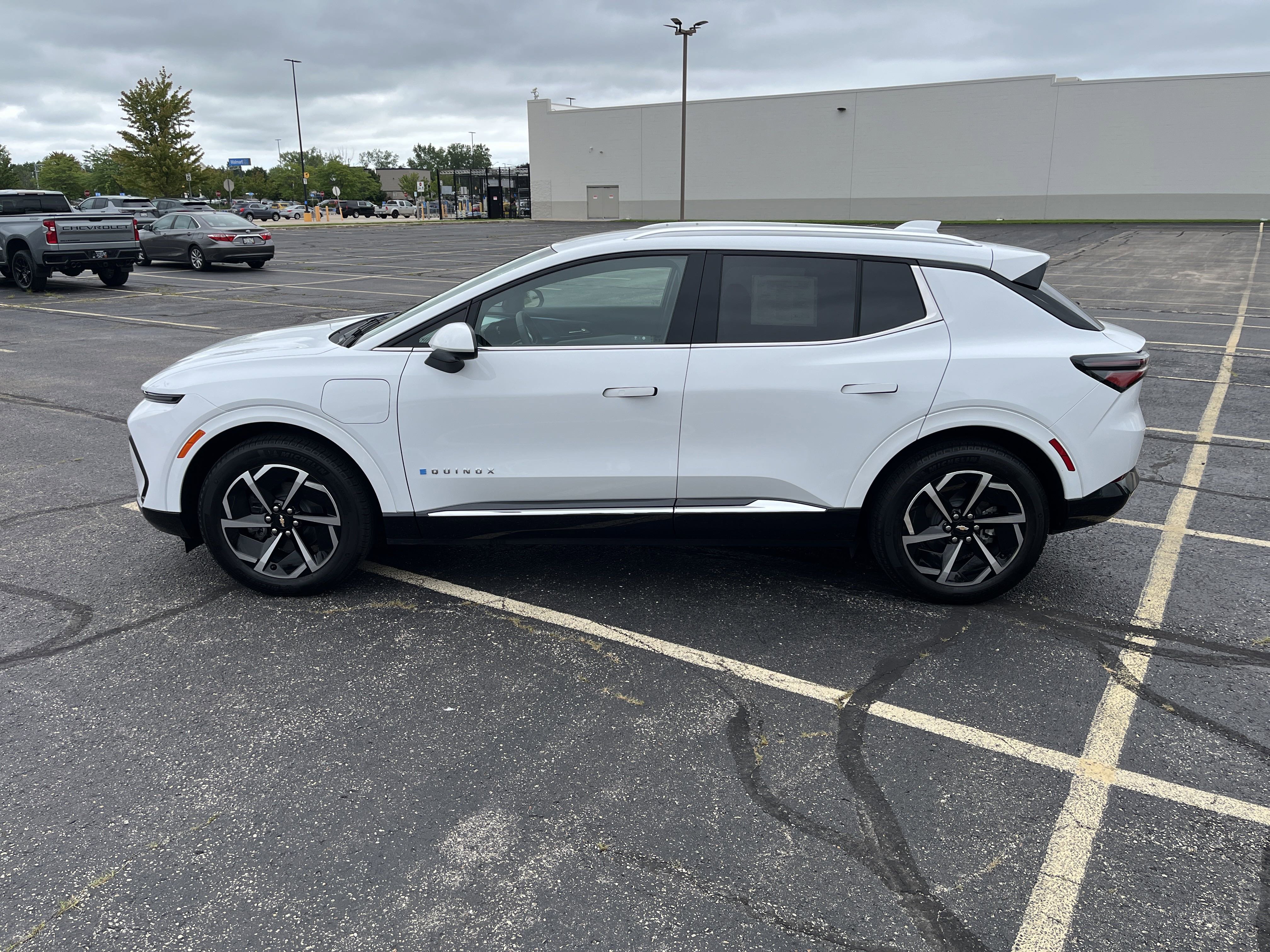 Used 2025 Chevrolet Equinox EV LT w/ Convenience Package image 3