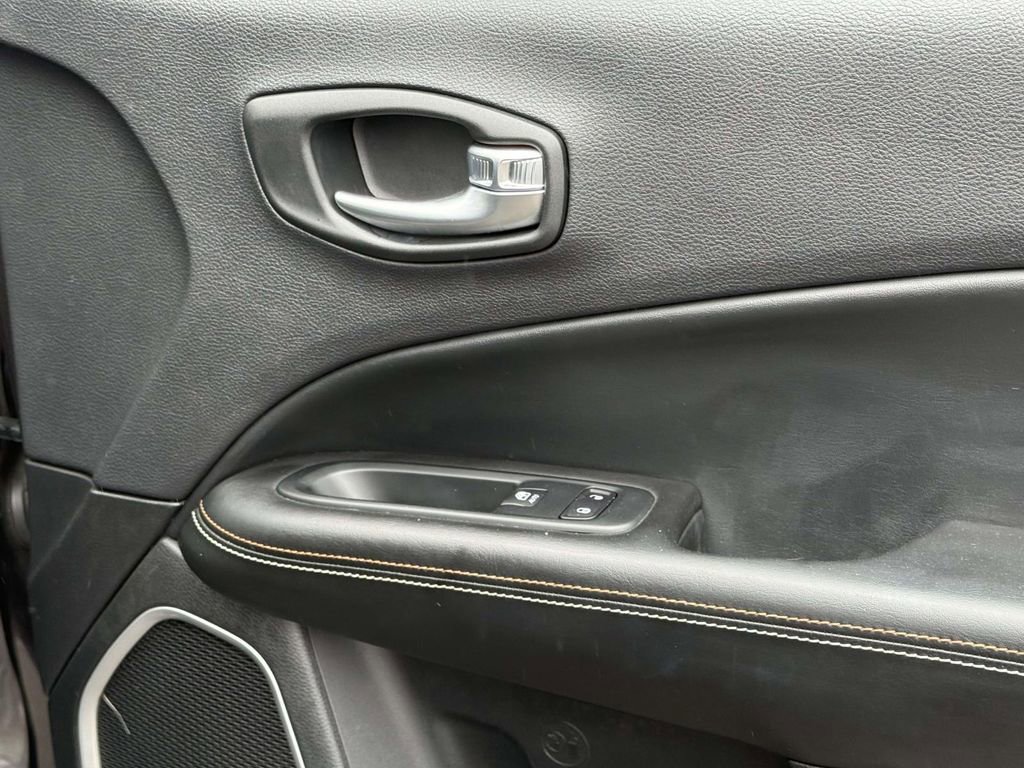 Used 2019 Jeep Compass Latitude image 9