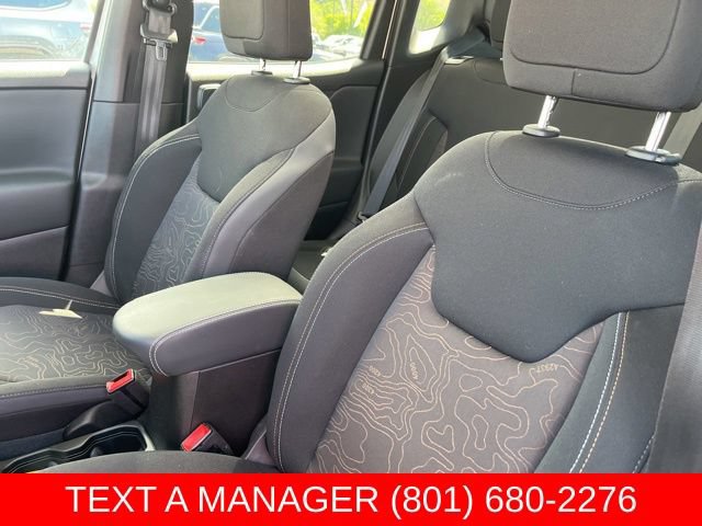 Used 2023 Jeep Renegade Latitude w/ Sun/Sound Group AWD/4WD image 13