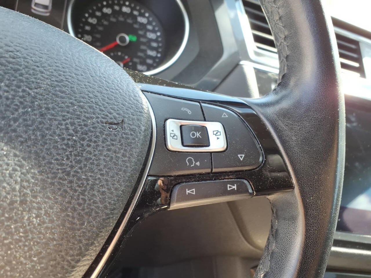 Used 2018 Volkswagen Tiguan SE w/ Panoramic Sunroof Package FWD image 25