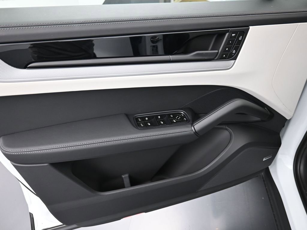 Certified 2025 Porsche Cayenne AWD/4WD image 21