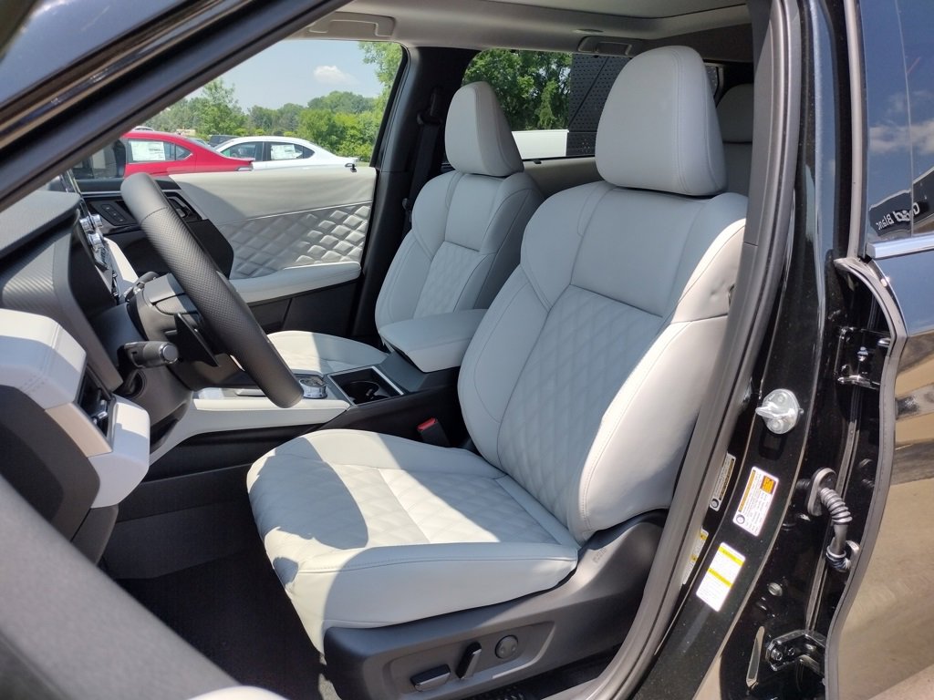 New 2025 Mitsubishi Outlander SEL image 2