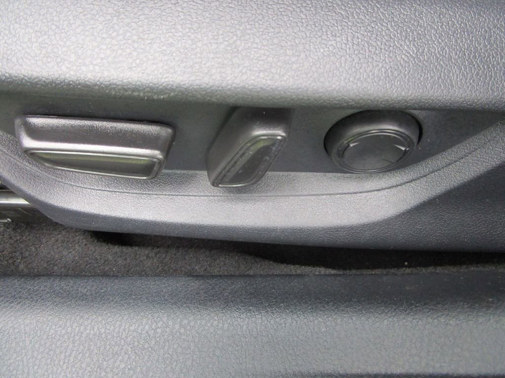 Used 2025 Toyota Camry SE image 17