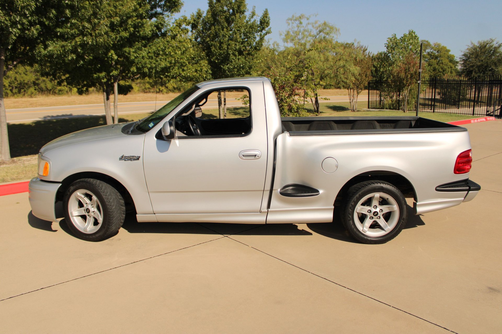Used 2000 Ford F150 Lightning RWD image 5
