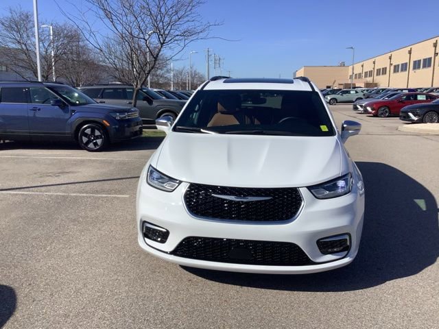 Used 2024 Chrysler Pacifica Pinnacle image 2