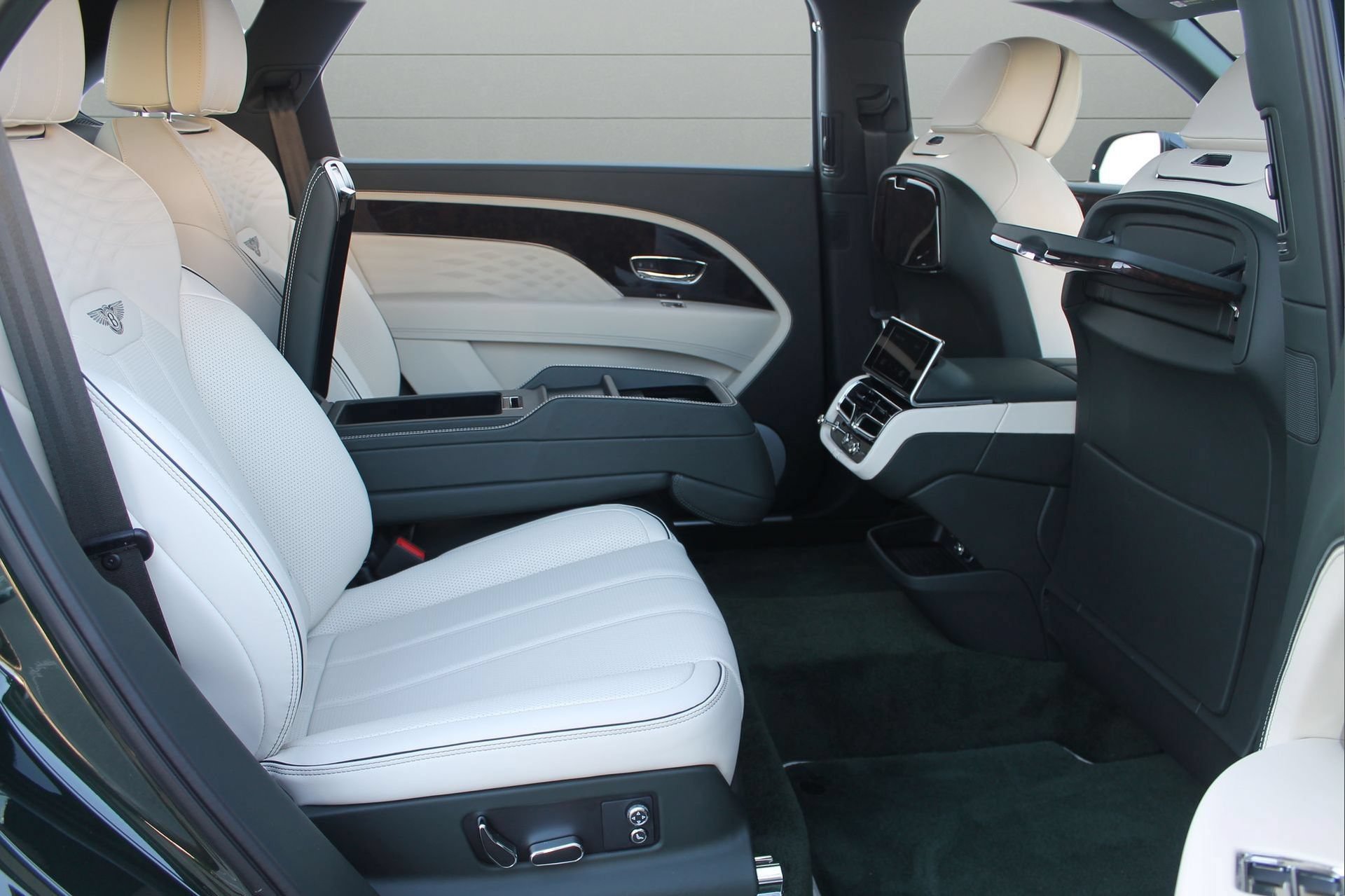 Certified 2024 Bentley Bentayga Extended Wheelbase AWD/4WD image 47
