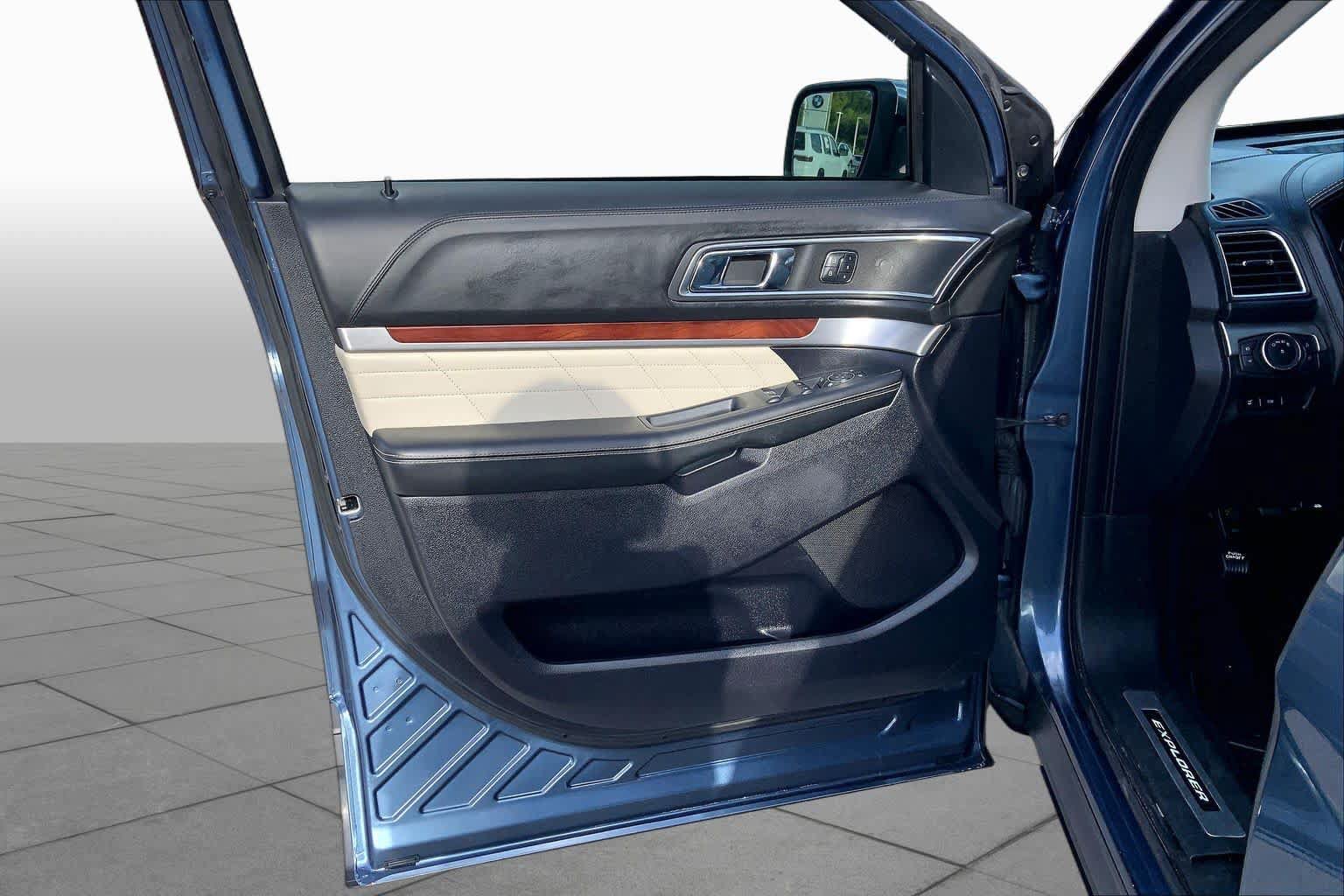 Used 2019 Ford Explorer Platinum AWD/4WD image 22