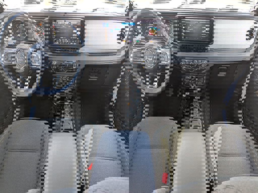 Used 2025 Jeep Wrangler Sahara image 10