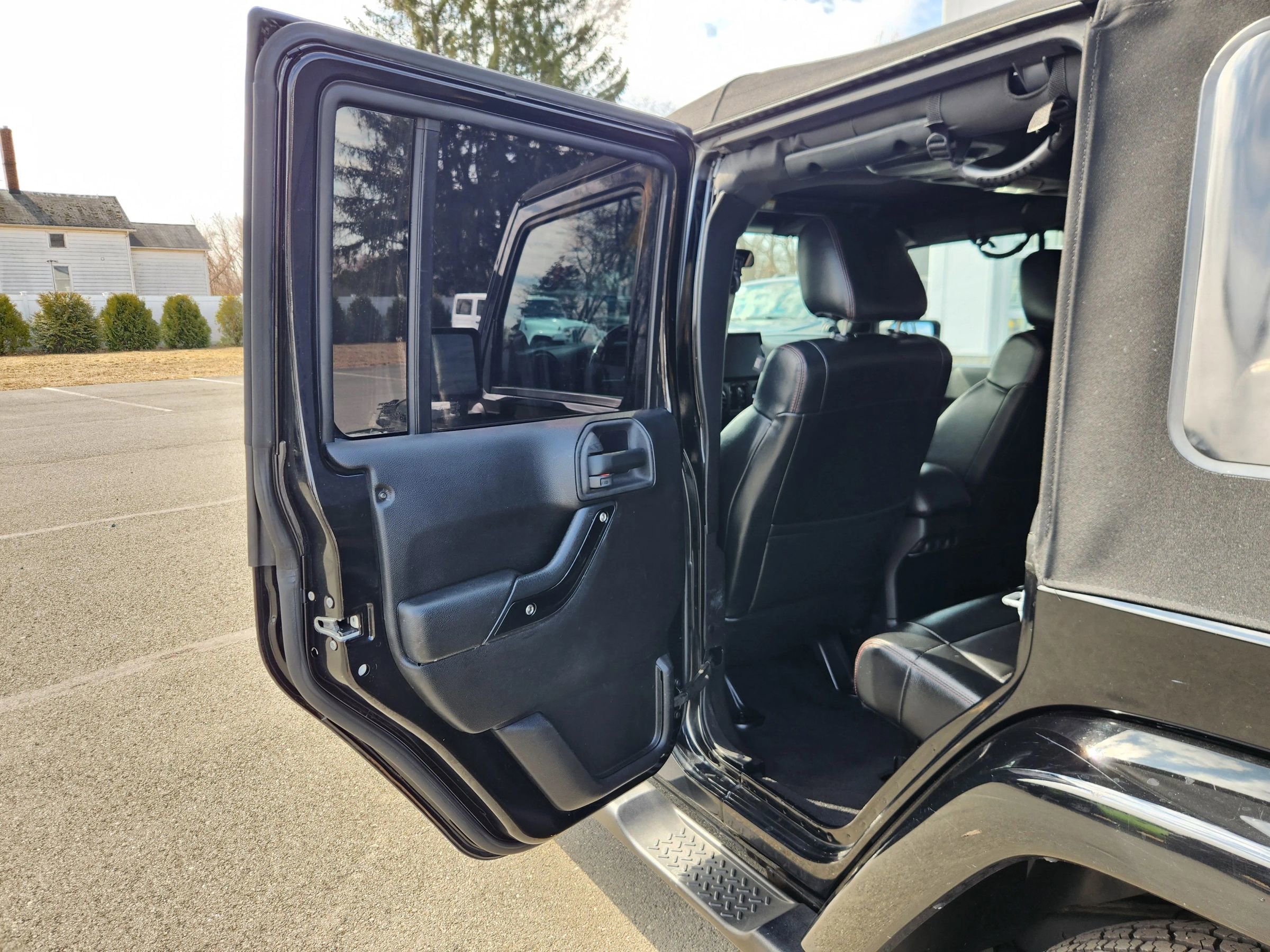 Used 2012 Jeep Wrangler Unlimited Sahara image 26