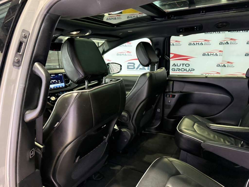 Used 2025 Chrysler Pacifica Limited FWD image 32