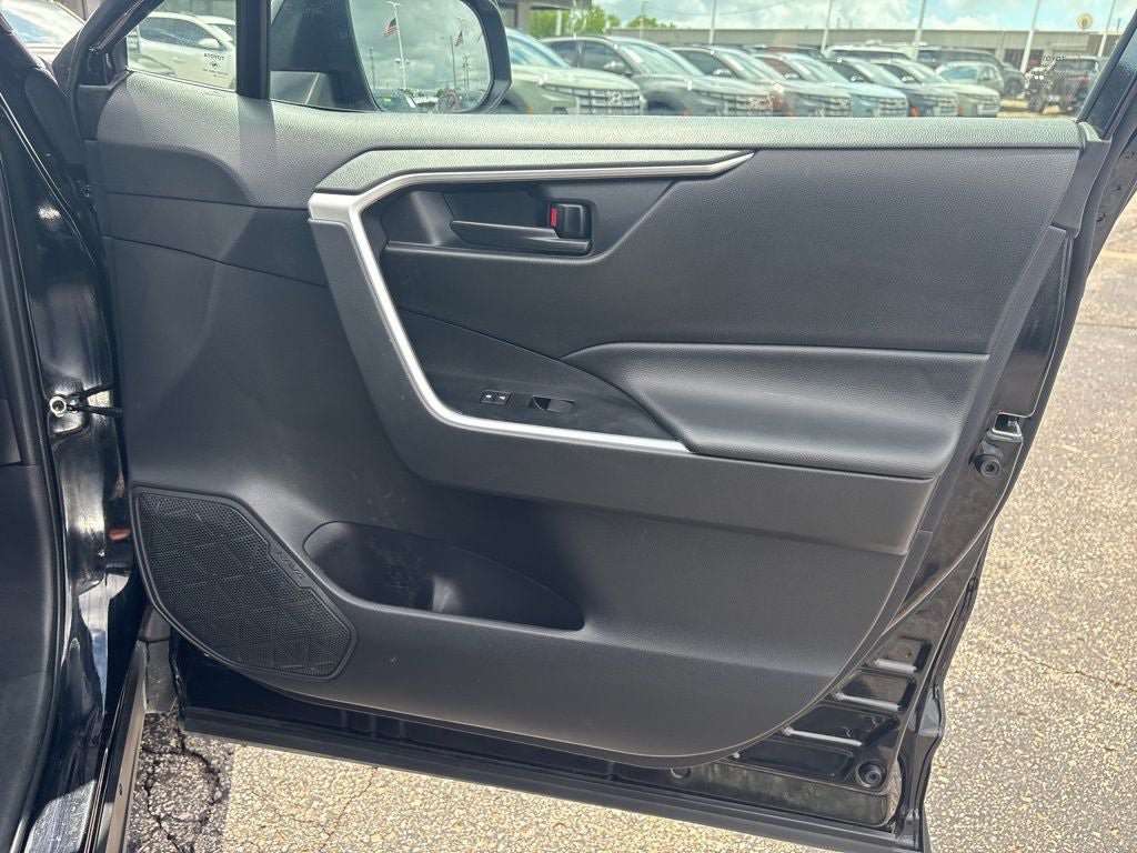 Used 2024 Toyota RAV4 LE AWD/4WD image 32