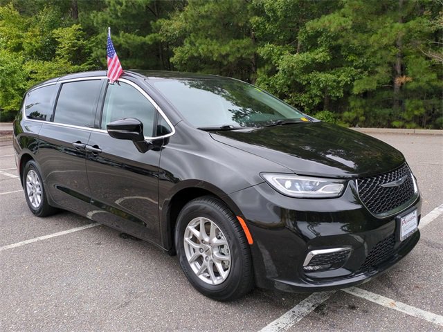 Used 2024 Chrysler Pacifica Touring-L image 2